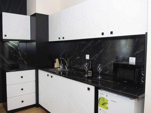 Кухненски кът с микровълнова - двуспален апартамент в Неро комплекс